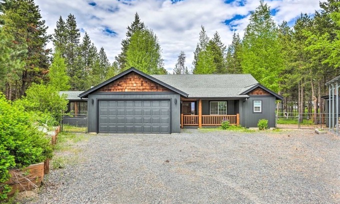 Three Rivers House | Modern Bend Retreat. Private Hot-tub. Fenced Yard. Pet-Friendly