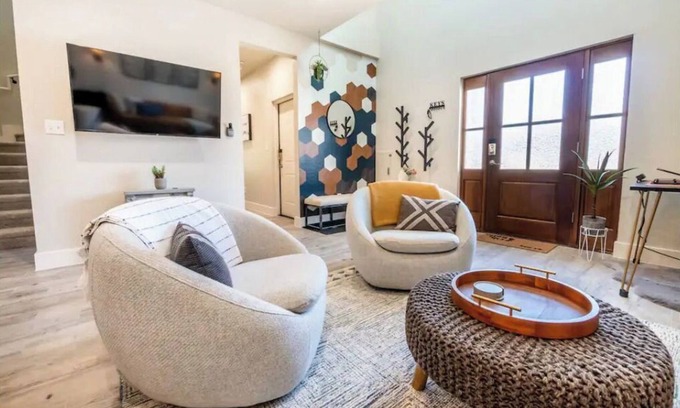 Boerne House | Modern Boerne Rental. 2 Master Suites + 2 Remote Workstations. Near Main Street!