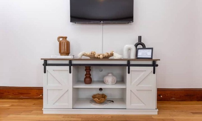 Dover House | Modern Boutique Farmhouse - Walk to Town - King Bed