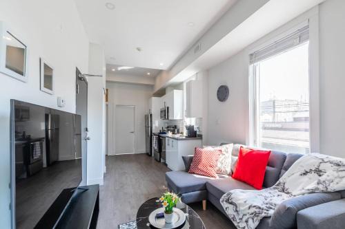 Greenwood - Coxwell Hotel | Modern & Bright 2BR Suite - 6 Mins from Leslieville