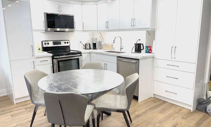 Aurora House | Modern& Bright Guest Suite+Private Entry+Free Parking