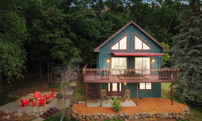Boyne Falls Cabin | Modern Cabin-Stunning Fall Colors & Mtn Views-Hot Tub-Game Room-FirePit-Dogs!