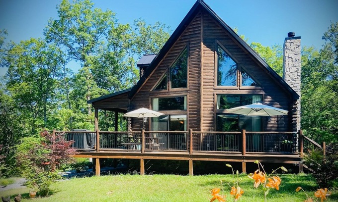 Gore Cabin | Modern cabin with fire pit, private hot tub, mountain views + dog friendly