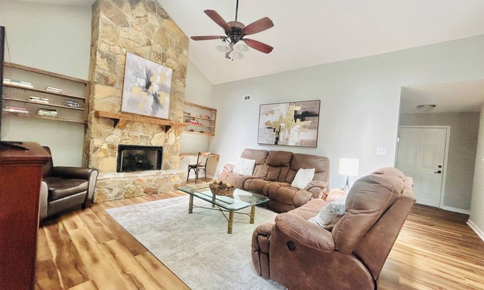 Ashley Oaks Condo | Modern Charm: 2 bedroom condo- Sleeps 6-in West Knoxville with WiFi, AC