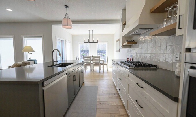 Clairmont House | Modern Charm | Full House + AC | 2 Smart TVs