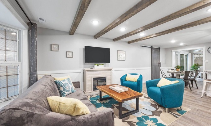 Wasco House | Modern & Clean 3 Bedroom House with Sunroom