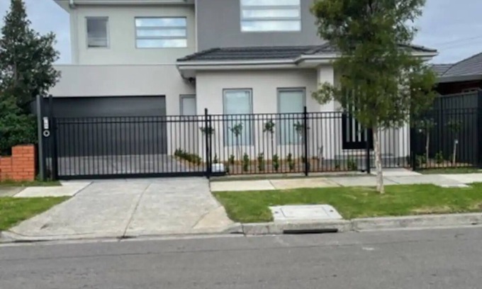 Thomastown House | Modern Comfortable Home, close to transport, 17k CBD