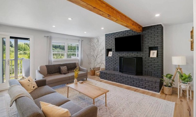 Stowe Condo | Modern Condo Filled with Natural Sunlight