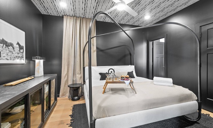 Edgehill Cottage | Modern Cowboy - Private Balcony - Mins To Broadway