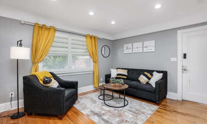 Grosse Pointe Apartment | Modern & Cozy East Side Gem ~ Queen Beds ~ Parking
