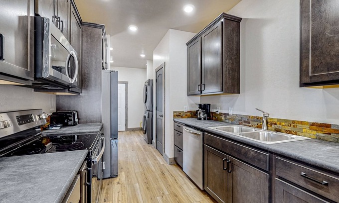 Butte House | Modern dog-friendly townhouse with washer/dryer, WiFi, and patio