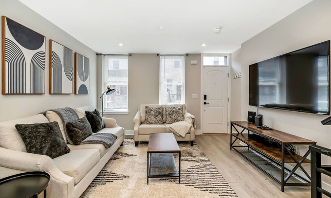 Point Breeze House | Modern Downtown 5BD/3BTH + Roof Deck - Sleeps 10