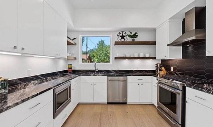Cherrywood House | Modern East Austin Retreat – Walk to Dining, Bars & UT!