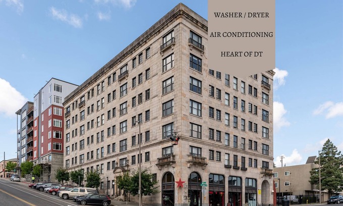 New Tacoma Condo | Modern Elegance in the Heart of Downtown Tacoma | King Bed + Parking + AC