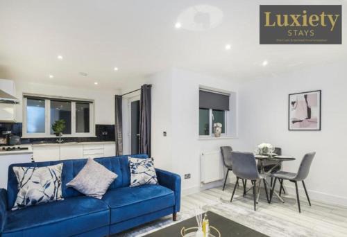 Southend-on-Sea Apartment | Modern & Elegant 1BR City Centre - Near High St & Southend Beach by Luxiety Stays