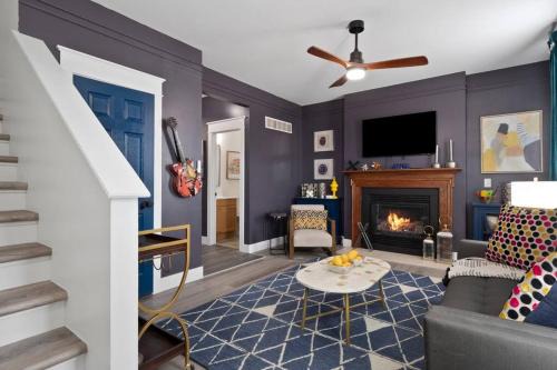The Gate House | Modern Escape: 5BR/2.5BA Near St. Louis Must-Sees