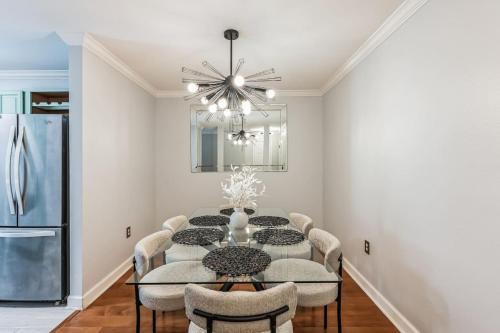New Tampa Apartment | Modern Escape Cali King Beds EV Chargers Available