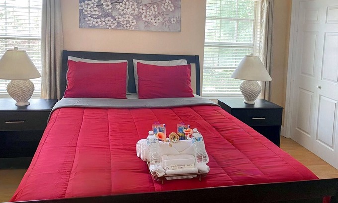 Hybla Valley House | Modern Executive Master Bedroom