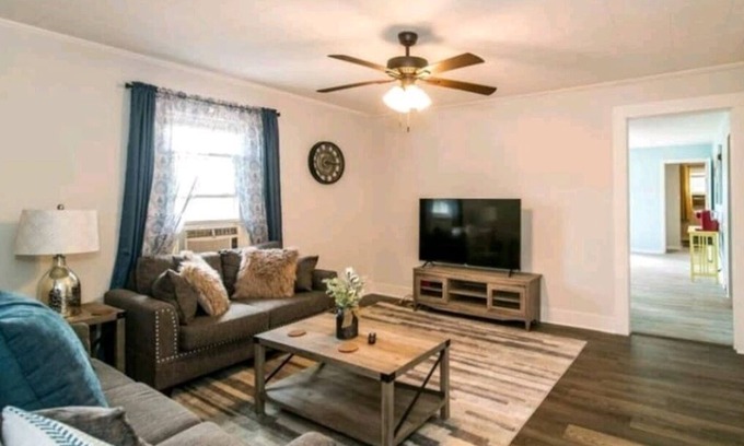 Kernersville House | Modern Farmhouse, 1 Mile-Downtown, Self Check-In