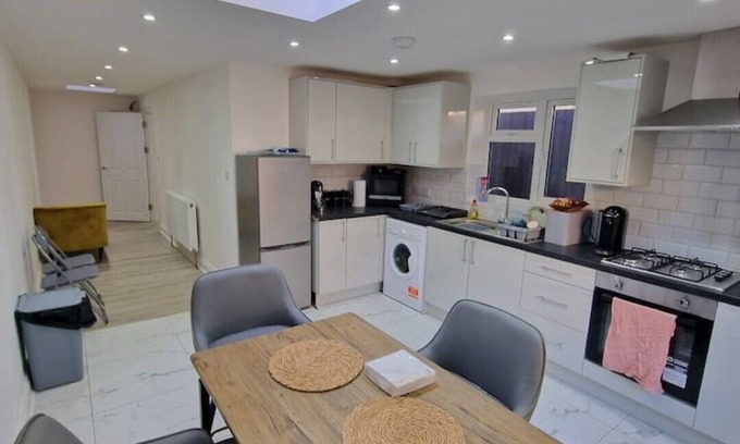 Wood Street Apartment | Modern flat on Lea Bridge Road.
