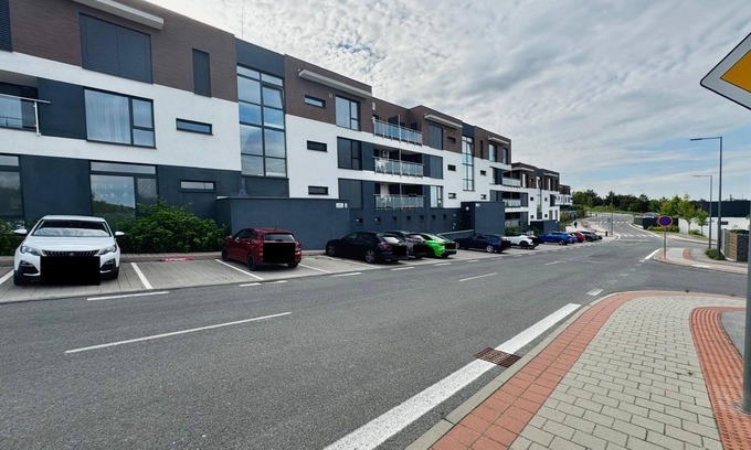 Peres Apartment | Modern Flat with Free Parking 10mins on bus to City Centre 1min walk to Bus stop