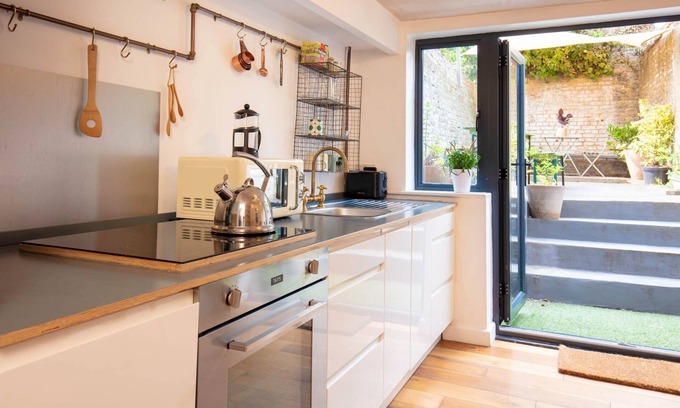 Camberwell Apartment | Modern flat with KING bed, garden & outdoor dining