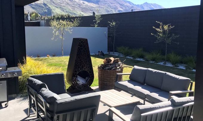 Wanaka House | Modern Fully Fenced Stackbrae Holiday Home