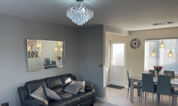 Winestead House | Modern furnished 3bed property