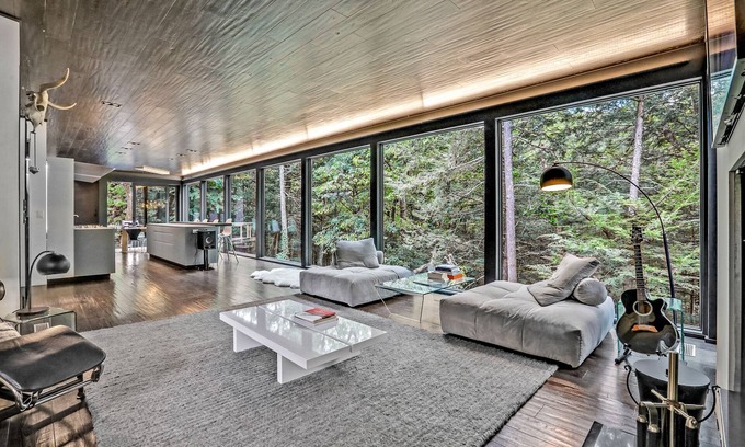 Woodstock House | Modern Glass House, Minutes to Town