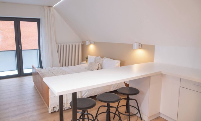 Schnelsen Apartment | Modern Hamburg apartment. The large bright room + private bathroom