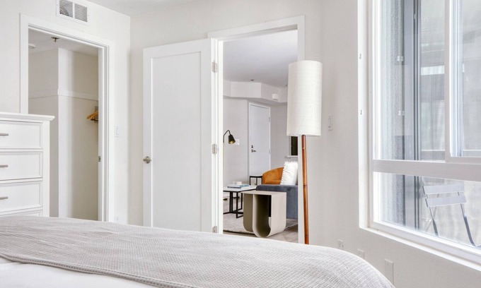 East Hollywood Apartment | Modern Hollywood 2BR w/Gym, Pool & Lounge, near the 101, by Blueground