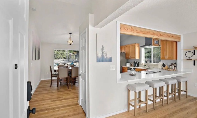 Elk Plain House | Modern Home Close to JBLM and Ammentities, 3/4 acre- Dog friendly