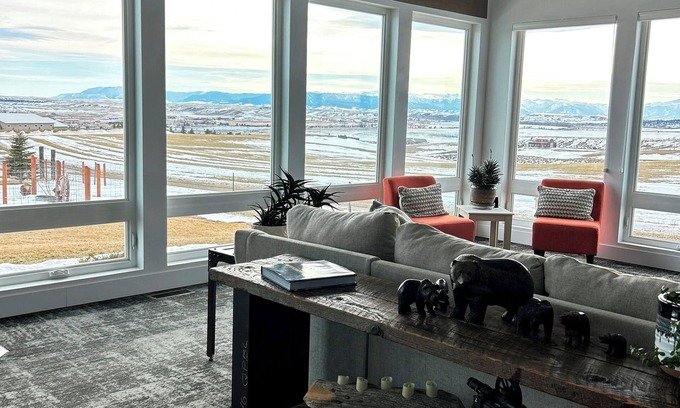 Joliet House | Modern Home Majestic Views