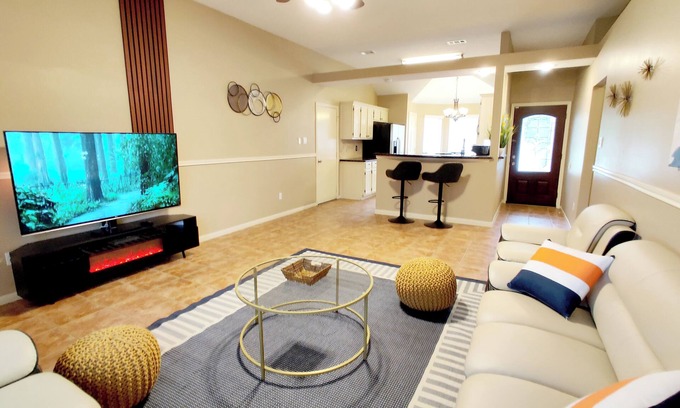 Spring House | Modern home near Woodlands · King · Pool · Pets OK!