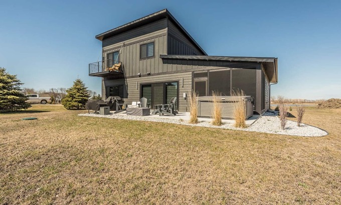 Arlington Cabin | Modern home on Lake Albert with hot tub