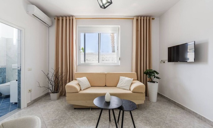 Rade Apartment | Modern Home with Wifi and Beach Access | Golem