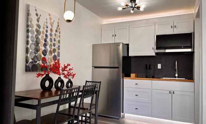Shamrock Apartment | Modern hotel suite with kitchenette in charming Shamrock
