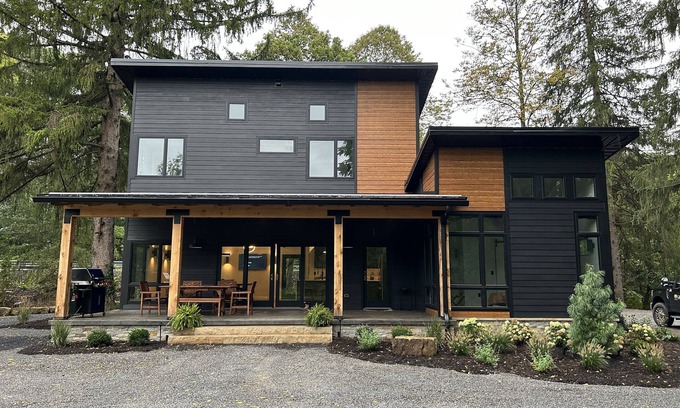 Clearfield House | Modern House at Easy Street on the River- Large sports field and River Access!