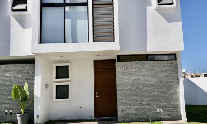 Valle Dorado House | Modern house with private garden