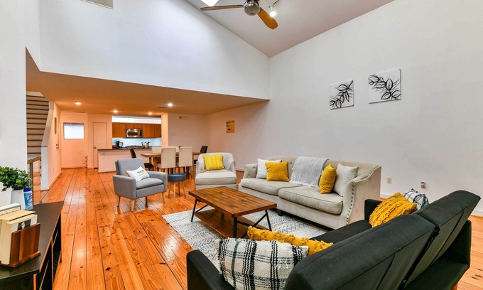 Astrodome House | Modern Houston Townhome w/Balcony: 5 Mi to Dtwn!