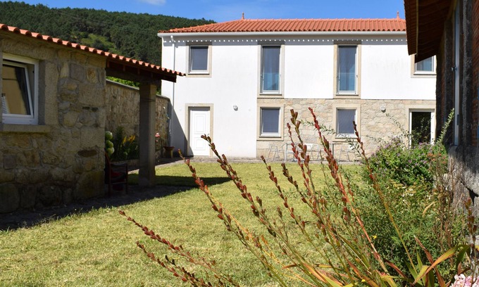 Vila Nova de Cerveira House | Modern, large family house with large garden near mountains and beach