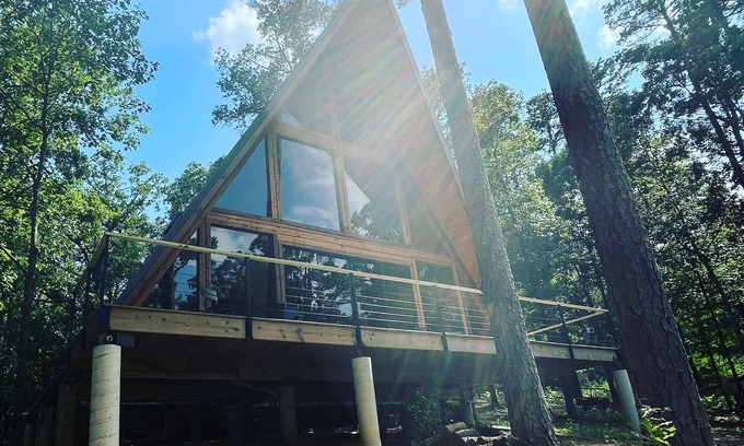 Dogwood Cabin | Modern lakefront cabin nestled in the piney woods of East Texas. Pet Friendly!