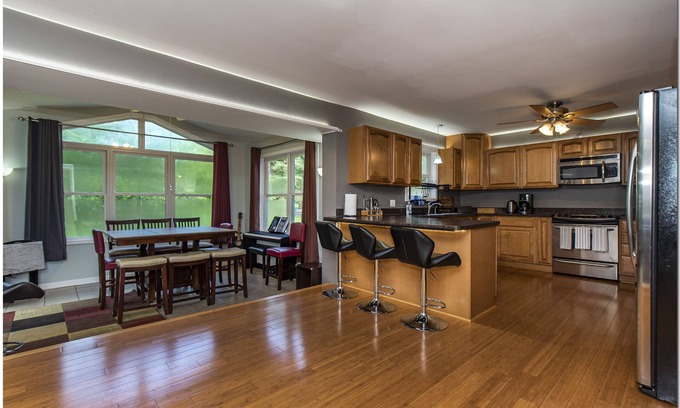 Seven Hills House | Modern large home near Cleveland