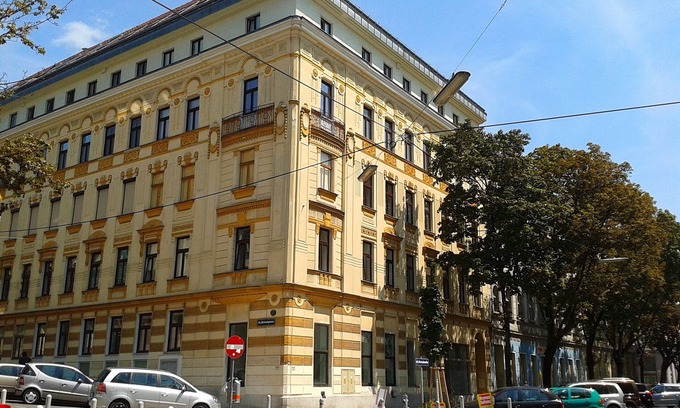 Rudolfsheim-Funfhaus Apartment | Modern living in Art Nouveau building of 1903