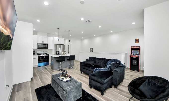 Foster Place House | Modern Luxe Retreat w/Arcade Near NRG/Downtown