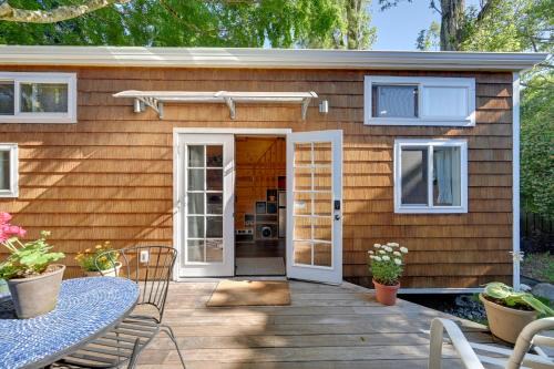 Lynnwood Apartment | Modern Lynnwood Tiny House 16 Mi to Seattle!
