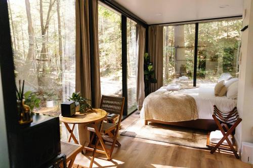 Campton House | Modern Mirror Home w/Hot-tub - “Glass House” #1
