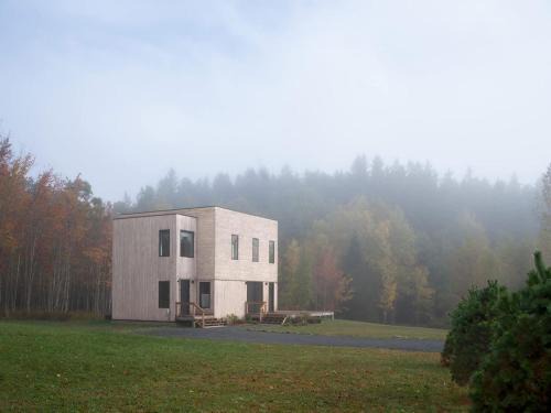 Fleischmanns House | Modern Mountain Retreat with Hot Tub
