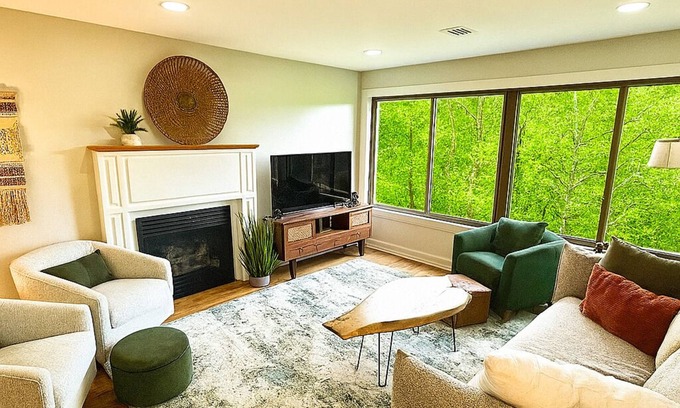 Vernon Condo | Modern Mountain Retreat in Treetops | Close to Minerals, Mountain Creek, Warwick