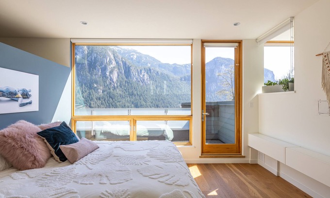 Squamish House | Modern Mountain Views Forest Home